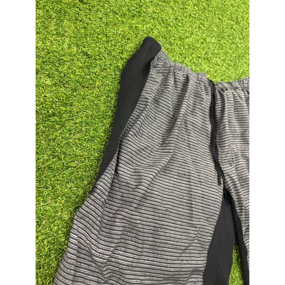 The‎ North Face Mens Grey Striped Athletic Running Shorts Medium Zipper Pocket